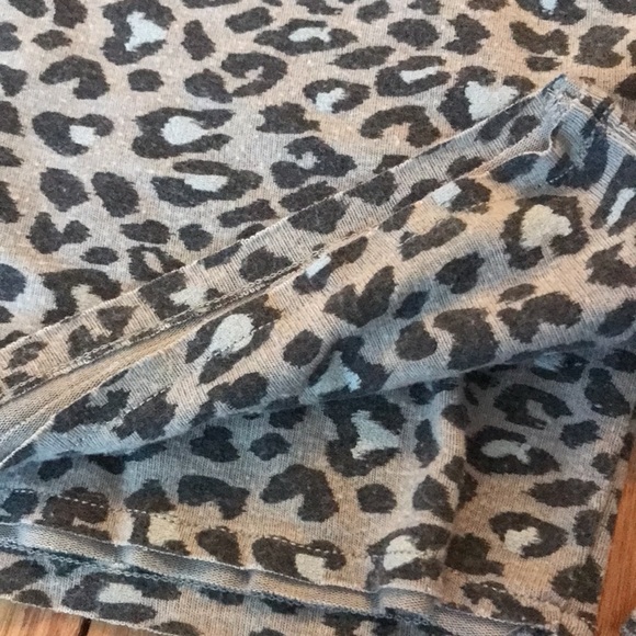 Hollister Off the Shoulder Leopard Top - Picture 7 of 11